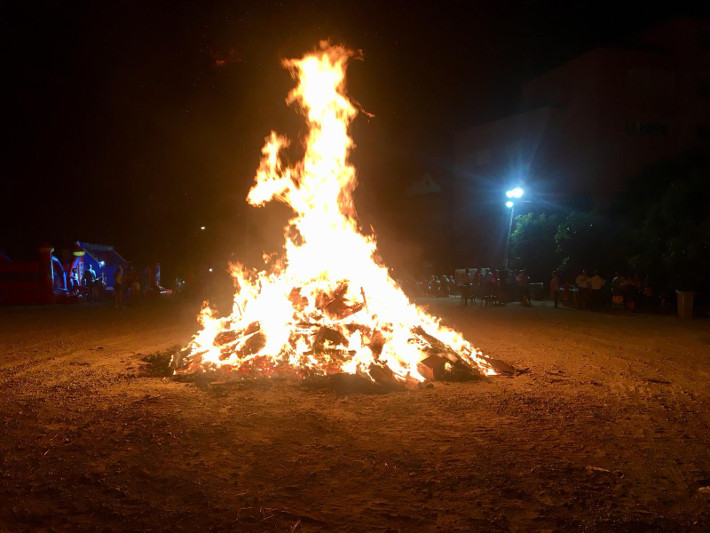 Los vecinos del barrio almuequero de Torrecuevas celebraron con xito la Noche de las Lumbres